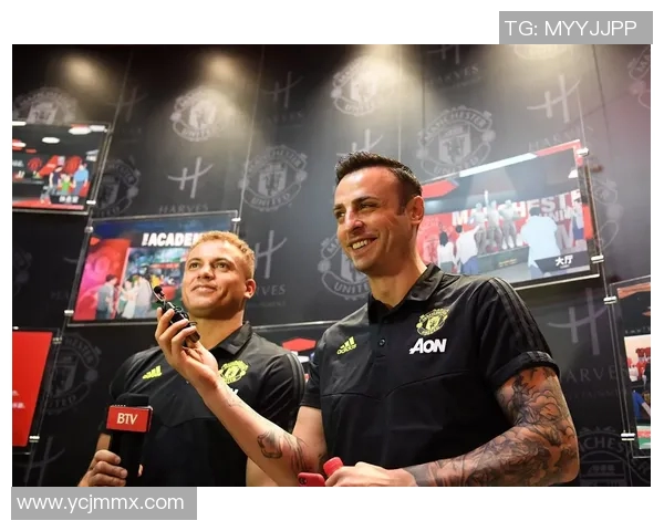 中国足球球星现身市区逛街画面真实呈现引粉丝热议